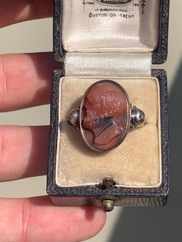 9ct gold carved agate - , diamond