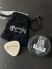 CF Martin Luxe by Martin Contour Guitar Pick, with Tin and Pouch, 1mm, natural