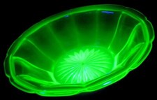 LOVELY ART DECO URANIUM GREEN GLASS FRUIT BOWL DECORATIVE