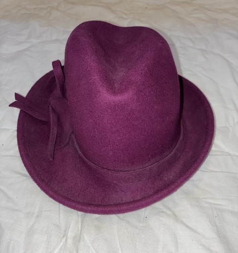 Vintage style 1940 - style, magenta