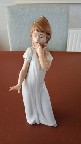 Nao lladro girl yawning - nao,