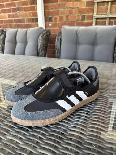 Black adidas samba jane’s