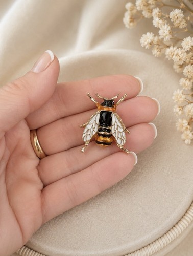 Gold tone bee - gold, brooch