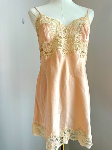 Nwot perla vintage satin - nwot,