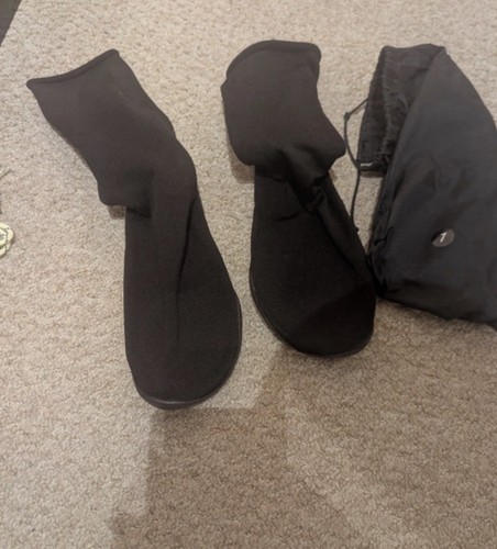 Yeezy pods size - 1,