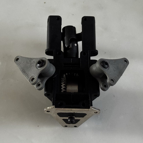 Traxxas revo 16 - 1:16, front