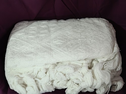 White geometric knitted bed - knitted,