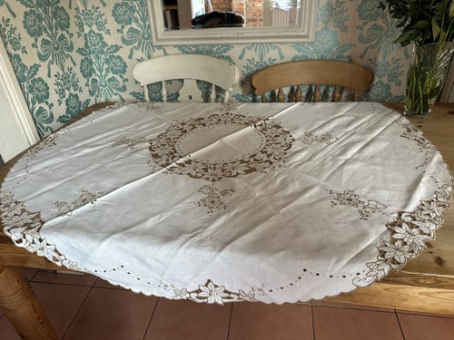 Round cream linen - 52”,