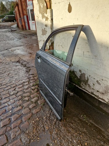 Volvo s40 rear driver - volvo,