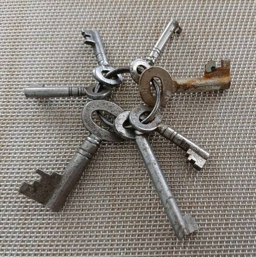 Vintage bunch old keys - bunch,