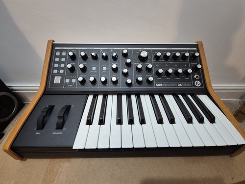 Moog subsequent synthesiser - moog, 25