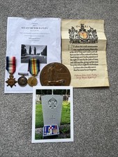 WW1 TRIO AND DEATH  PLAQUE - BATLEY - Kings Rifles - WOODS CEMETERY-  REF 991