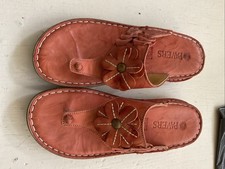 Pavers Toe Post Sandals Size 6