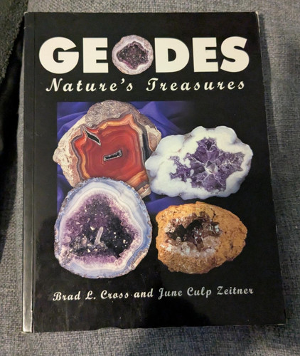 Geodes nature treasures - geodes, book