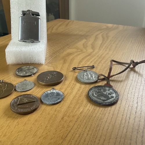 Job lot medals and lighter - lot,