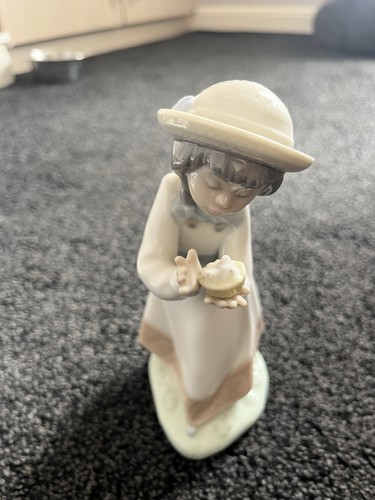 Nao lladro girl - , holding