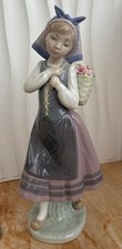 LLADRO Daisa Girl with Flower