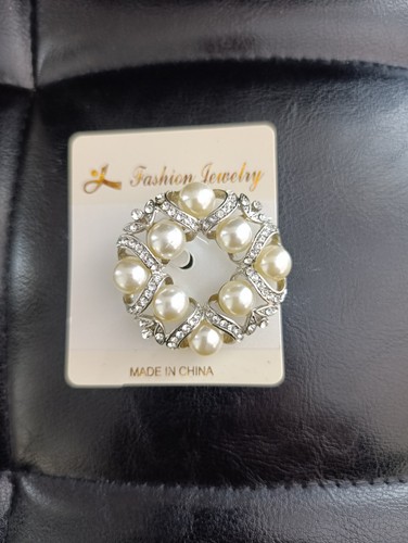 Job lot brooches and pin - lot,