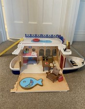 Sylvanian Families Seaside Cruiser House Boat With Accessories And Two Figure