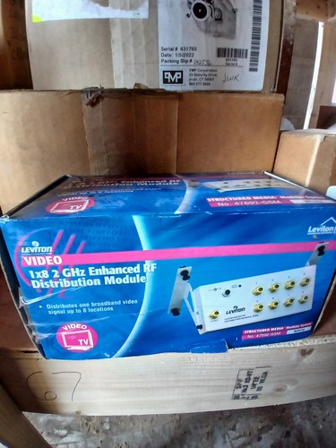 Leviton 1x8 enhanced video - 1x8,