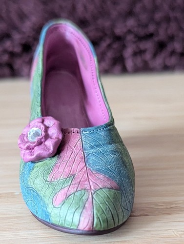 Just the right shoe - right, raine
