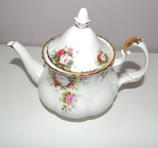 Royal Albert -  Roses Teapot -