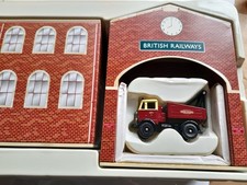 Lledo Trackside Days Gone 2 Piece Tin Plate Railway Depot & Aec Wrecker BR2002