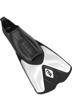 Light and Powerful Short Swimming and Snorkeling Fins swim training in the pool