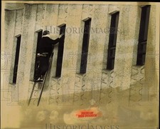 1986 Press Photo Worker