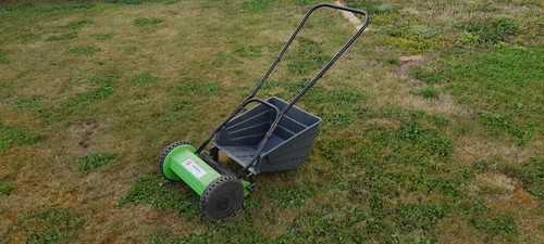 Rotary lawn mower with - , roller
