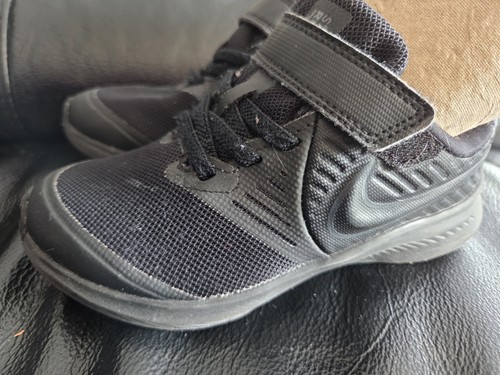 Black nike trainers size - black,