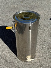 Honey extractor