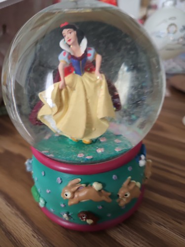 Snow white musical globe - white,
