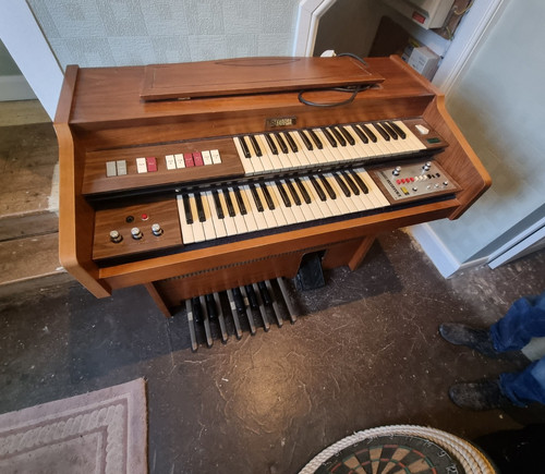 Yamaha brown electric organ - yamaha,