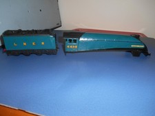 HORNBY DUBLO LOCOMOTIVE  2 RAIL  A4 BODY & TENDER ,  (SIR NIGEL GRESLEY)