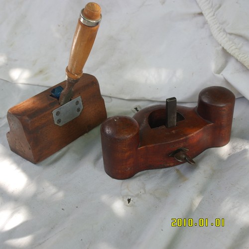Wooden antique pull - -,