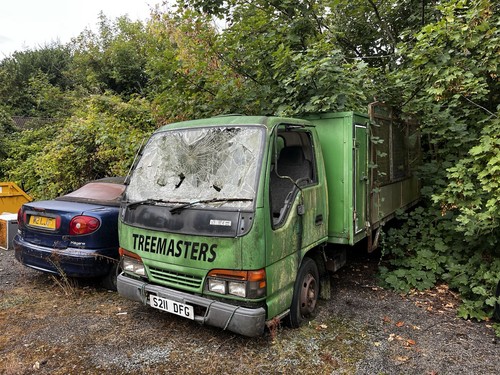 Old izuzu tipper truck - izuzu,