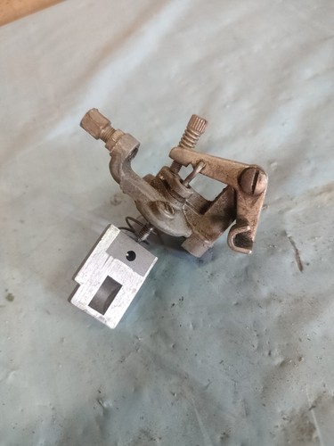 Carburetor lever guillotine