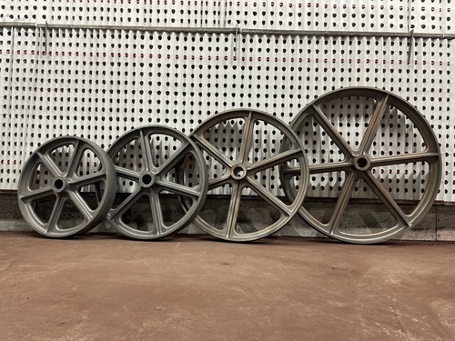 Cast iron wheels - , hut