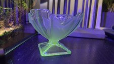  VINTAGE ART DECO GREEN GLASS FRUIT/ TRIFLE/ DESERT DISH UV REACTIVE 