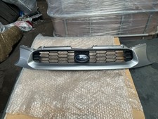 SUBARU IMPREZA BUGEYE WRX STI SALOON ESTATE 2000-2002 FRONT BUMPER GRILL GENUINE