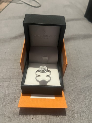 9ct white gold - diamond, cluster
