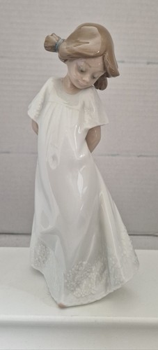 Nao lladro shy - by, shy"