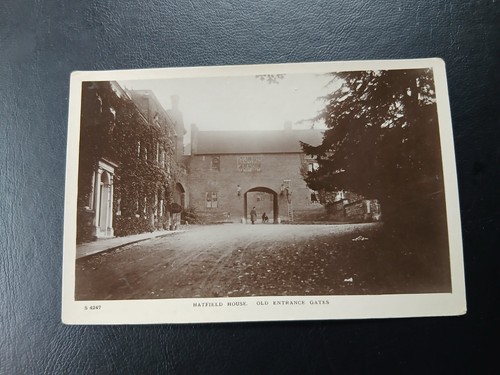 Old entrance gates hatfield - old,