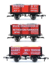 DAPOL 'OO' GAUGE RAKE OF 3 1X 7 & 2X 5 PLANK WAGONS