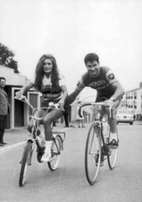 The singer DALIDA tries out