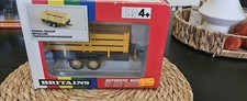 BRITAINS 9555 ANIMAL TRAILER 1;32 SCALE YELLOW AND BLUE. BOXED