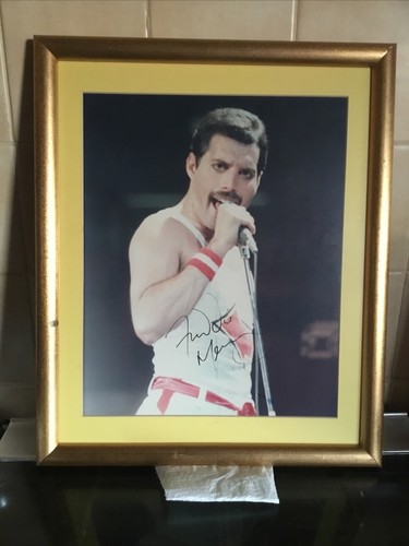 Freddie mercury signed photo - freddie,