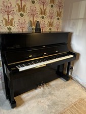 Upright SAMICK piano.