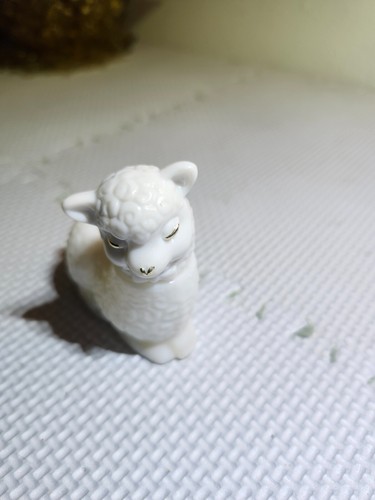 Vintage white lamb - white, gold
